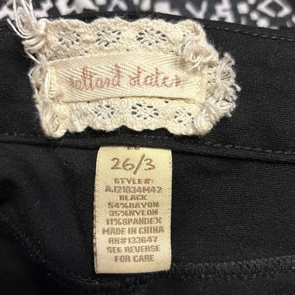 Altar’d state black pants size 26/3 stretchy only back pockets. Juniors size - Picture 2 of 4